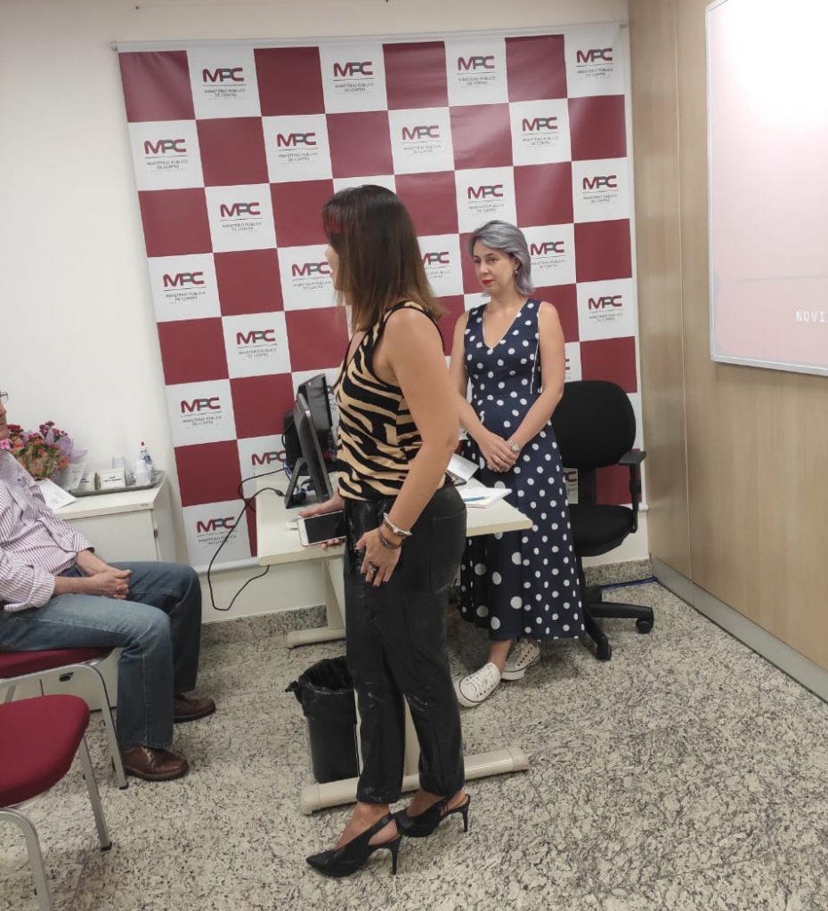 Procuradora-Geral de Contas de Santa Catarina, Cibelly Farias, na apresentação do novo site do MPC/SC ao servidores do órgão. Procuradora-Geral de Contas de Santa Catarina, Cibelly Farias, na apresentação do novo site do MPC/SC ao servidores do órgão.