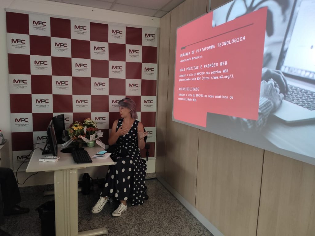 Assessora de Comunicação apresentando as alterações de conteúdo no novo site aos servidores Assessora de Comunicação apresentando as alterações de conteúdo no novo site aos servidores